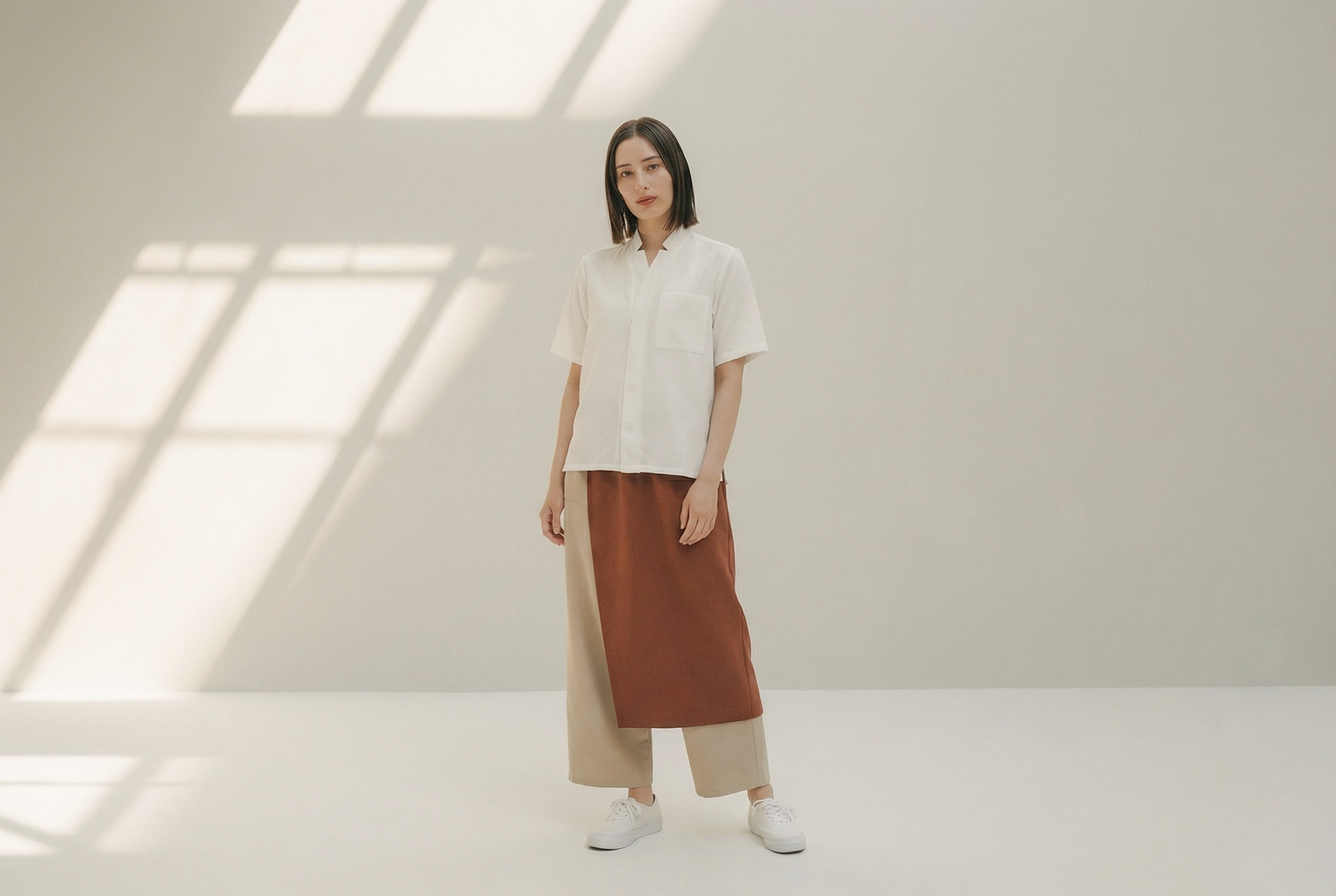 HIYORIオーシャンリゾートのレストランの女性スタッフ。オリジナルユニフォーム姿で立っている。