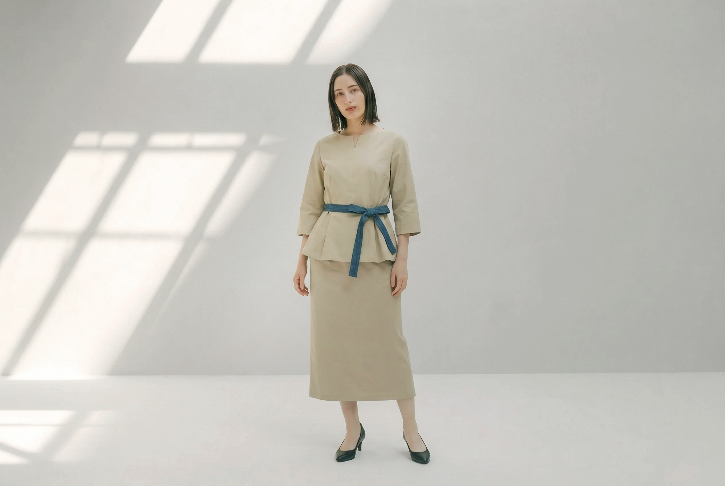 ANAインターコンチネンタル石垣のスタッフユニフォームを着た女性。