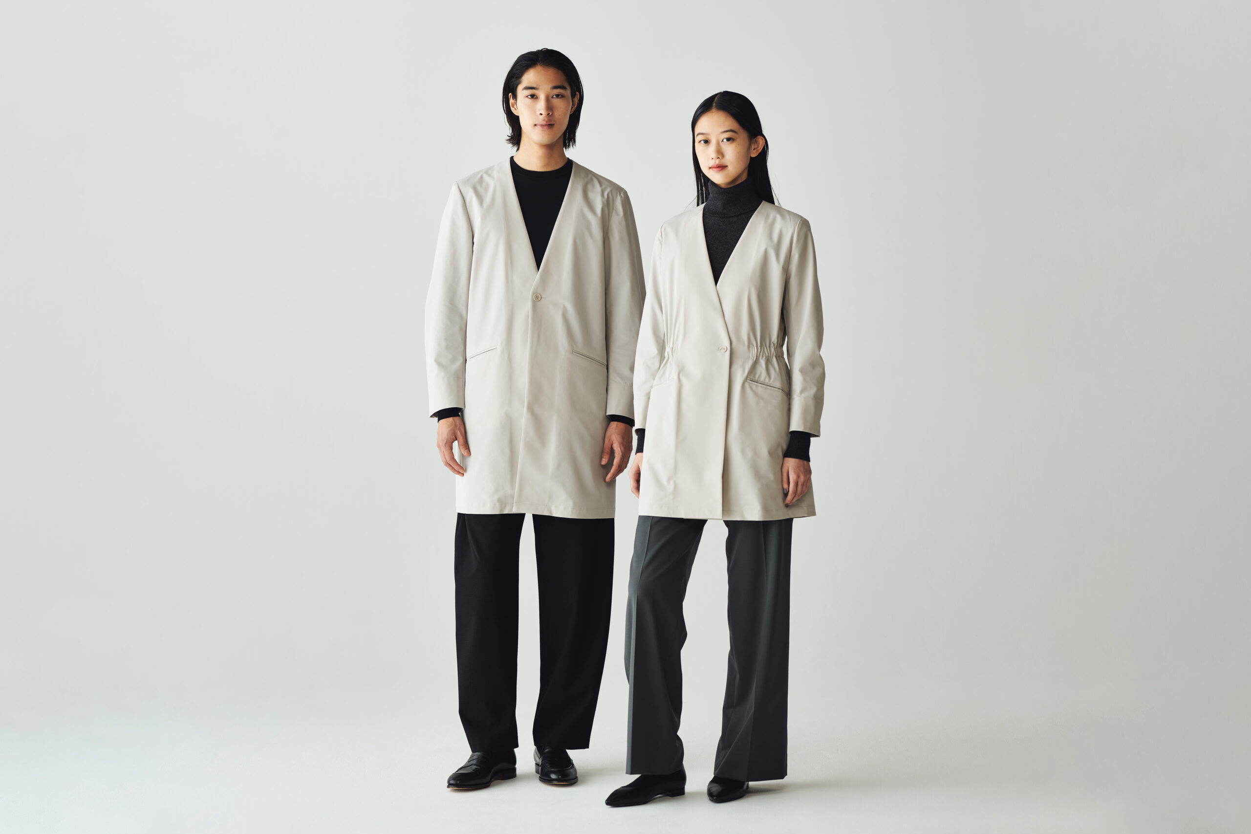 tokyo node diningの制服写真。グレージュのショップコートを着用。UNIX TOKYOが制作。