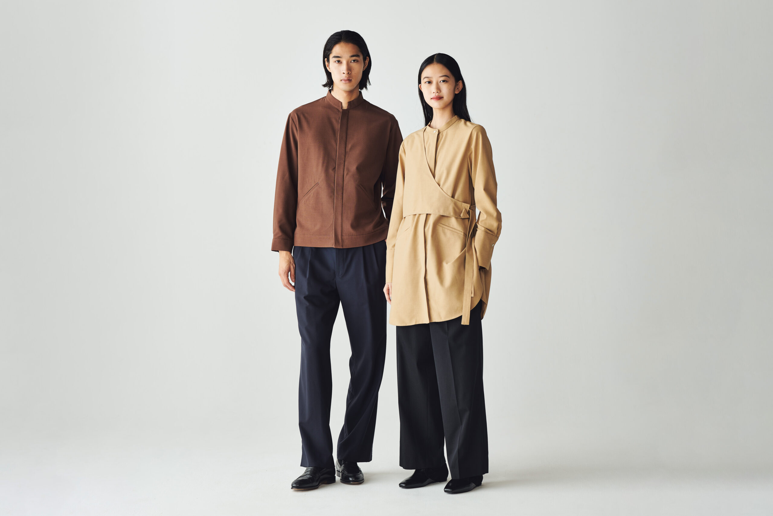 バルコニーバイシックスの制服写真。男性はカーキのコックシャツ、女性はカーキのシャツを着用。UNIX TOKYOが制作。