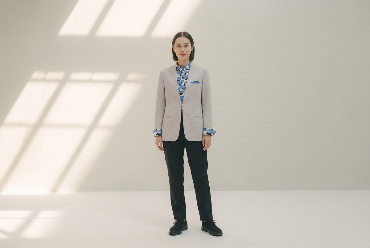 q-bicホテルのユニフォームを着用した女性スタッフ。