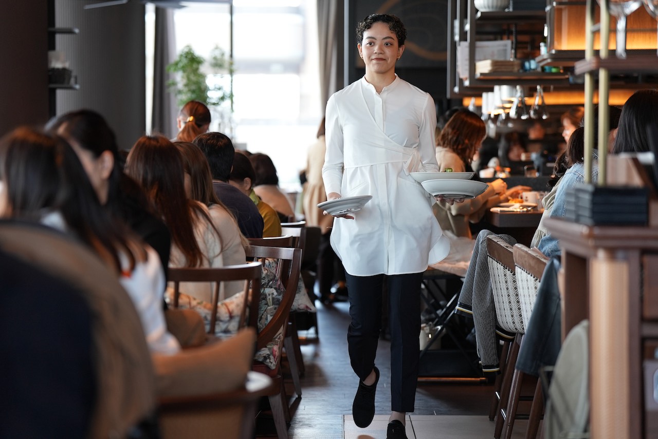 レストランで白いユニフォームを着用している男性スタッフ