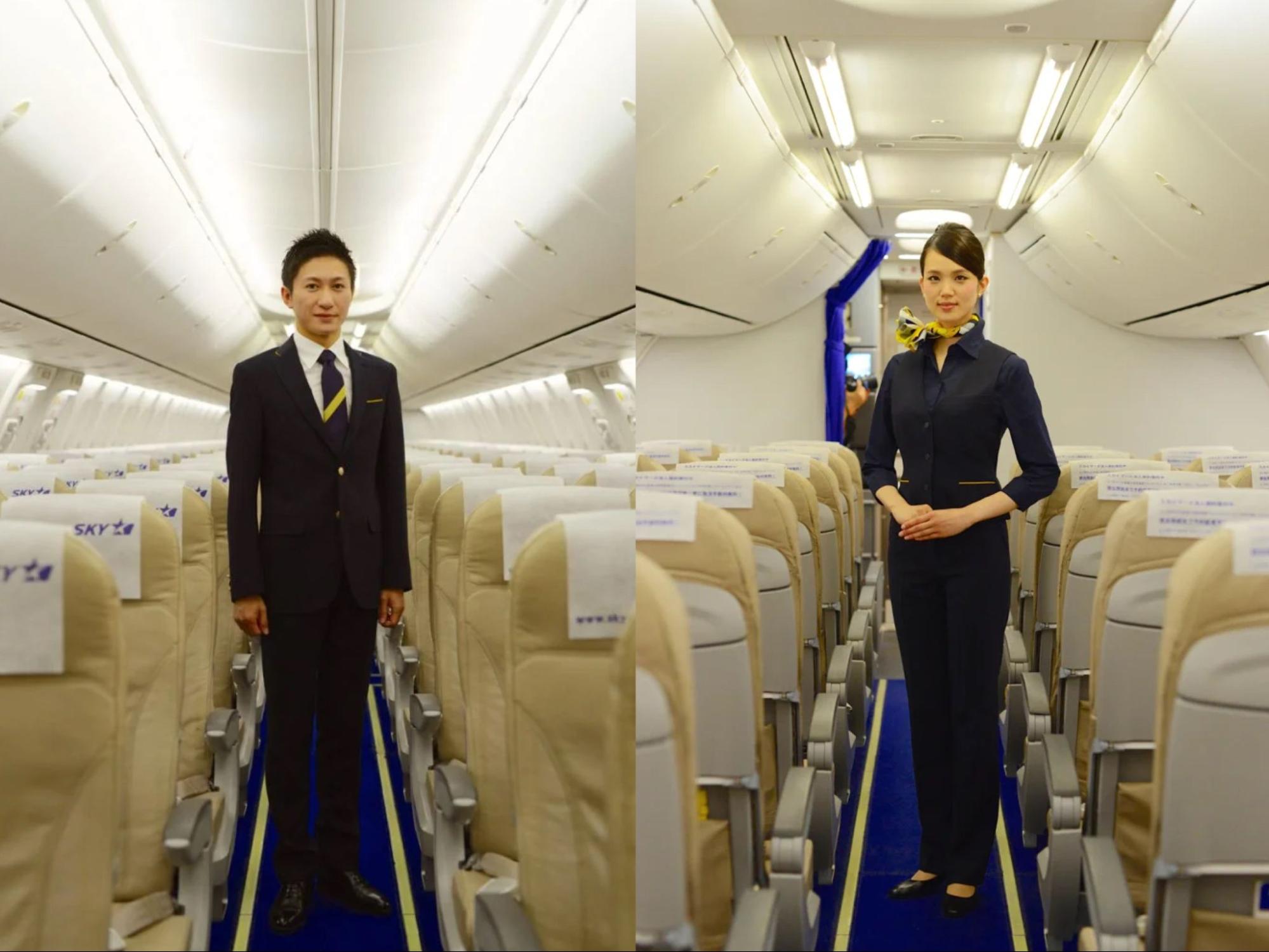 飛行機内で制服を身につけている男性スタッフと女性スタッフの写真