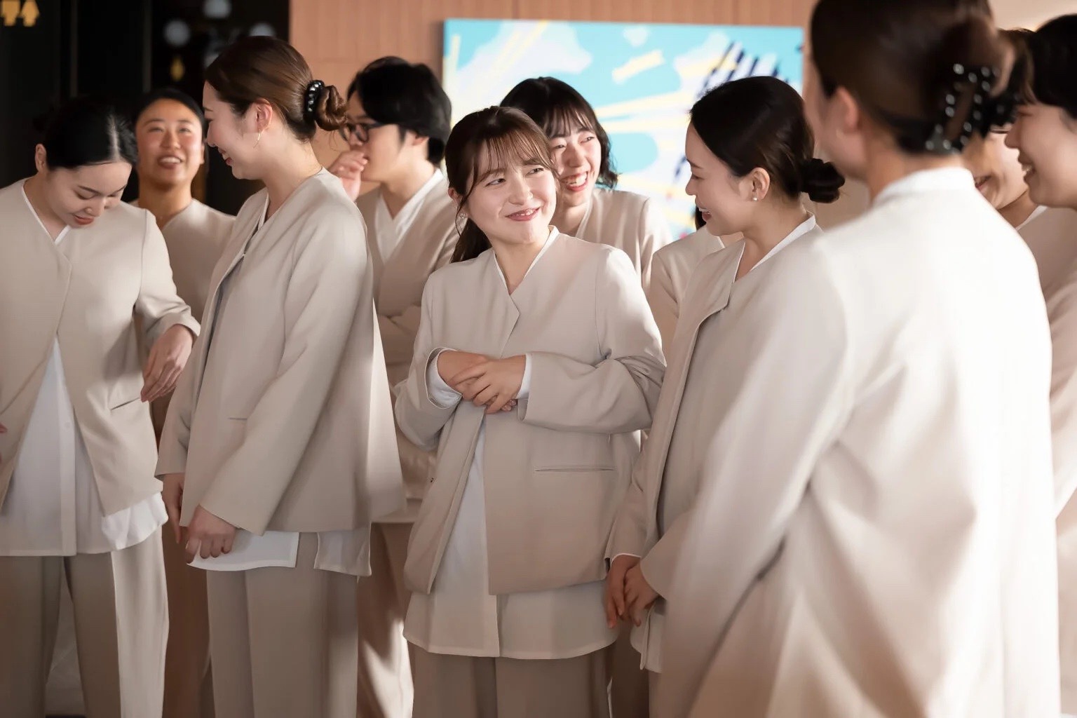 ベージュの制服を着用したホテルスタッフ