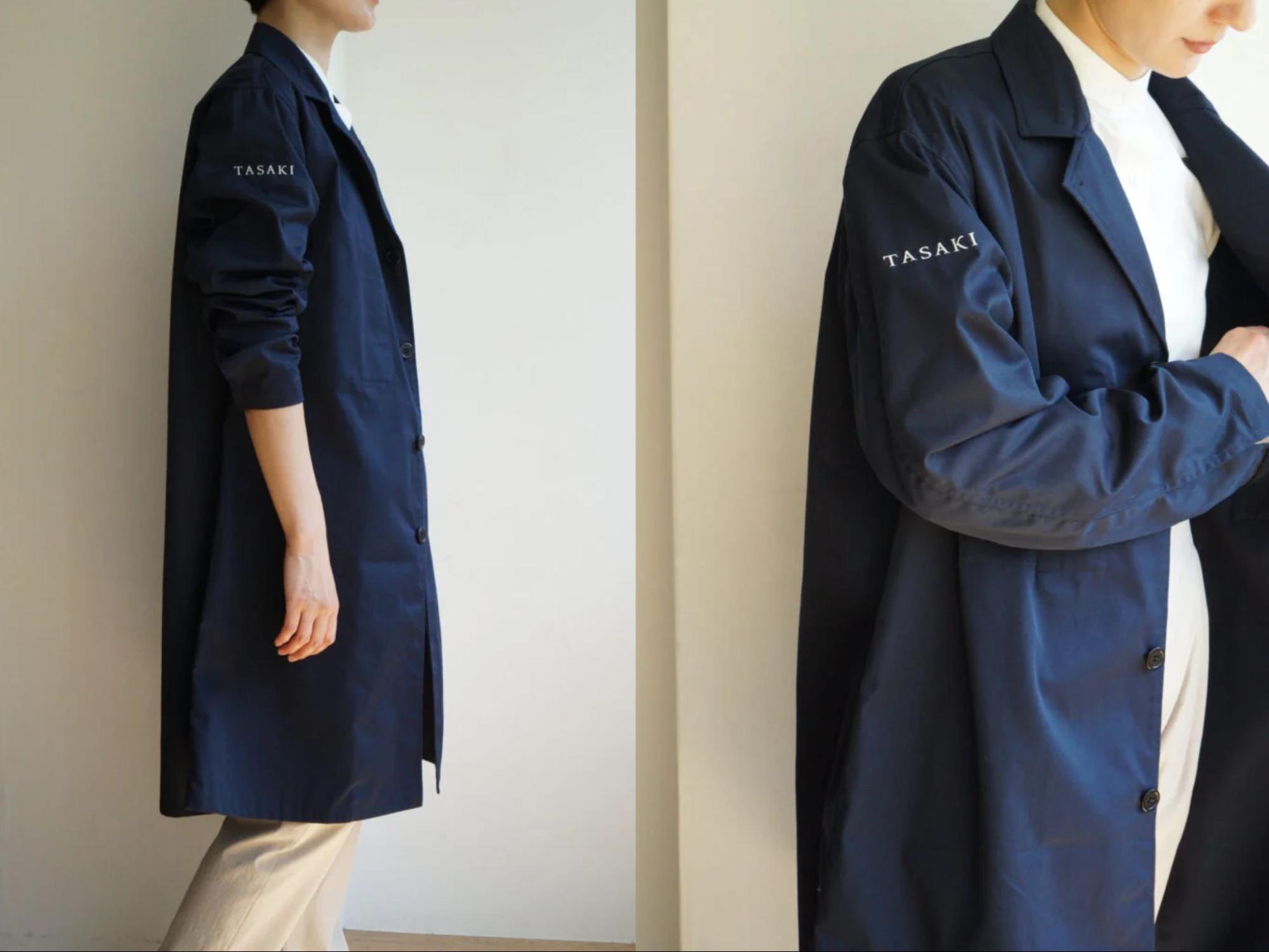 ネイビーの作業服を着用したスタッフ