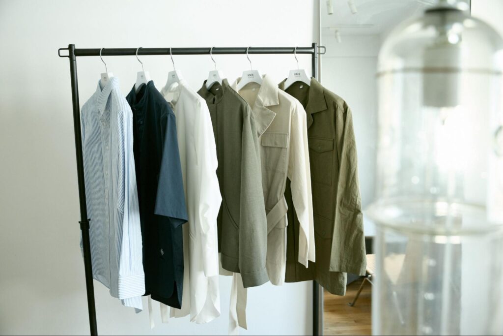 ハンガーにかけられたストライプ、ネイビー、ホワイト、カーキ、ベージュの制服