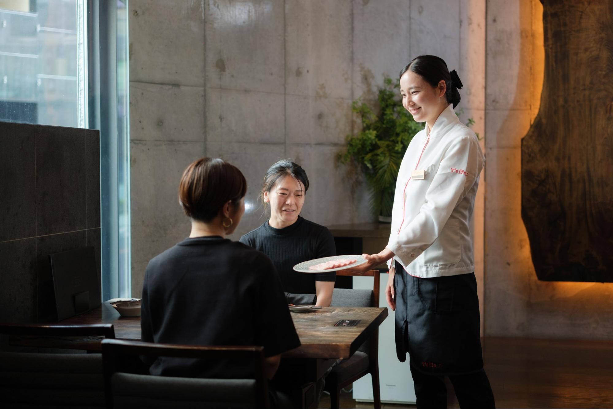 レストランで配膳している女性スタッフ