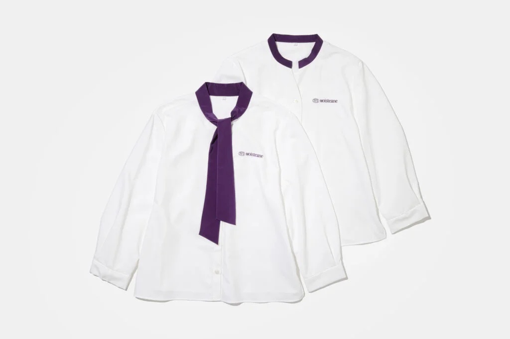 白いブラウスにパープルのタイがついた制服