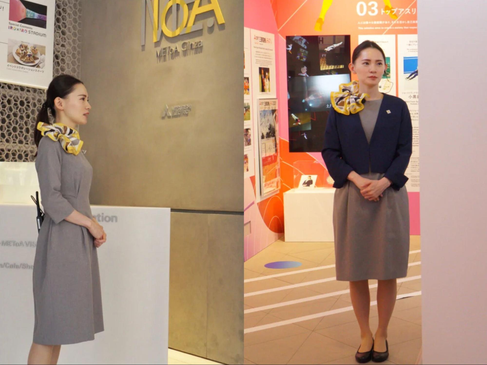 グレーのワンピースのユニフォームを着用した女性