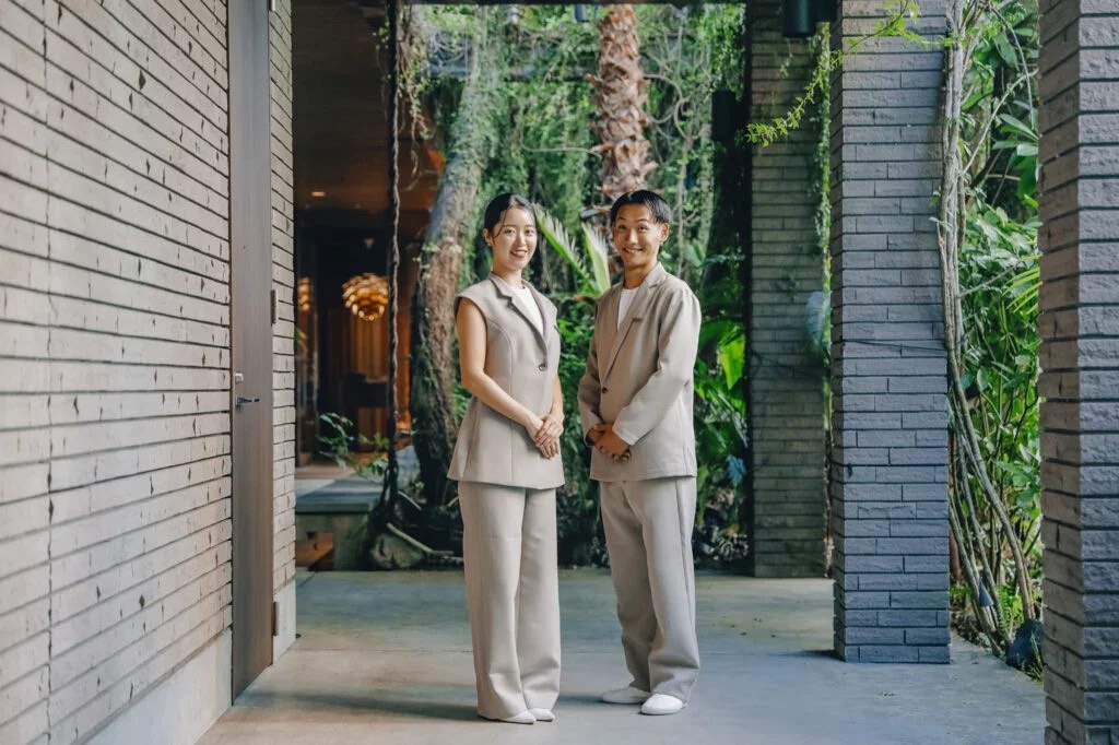 ベージュのセットアップの制服を着用したホテルスタッフ