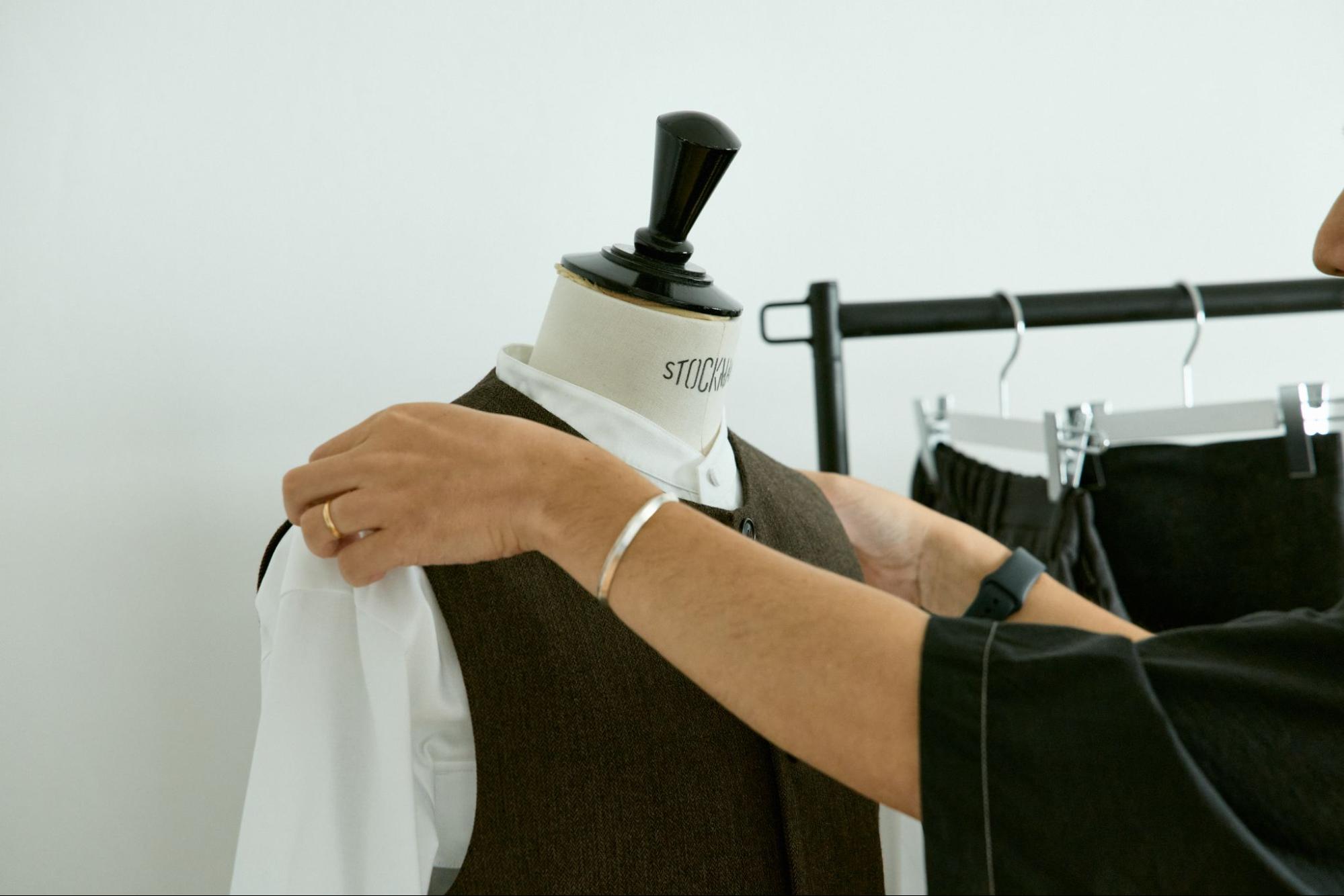 トルソーに制服を着せている様子