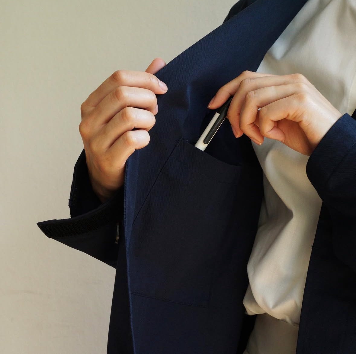 ユニフォーム内側のポケットにペンを差している様子