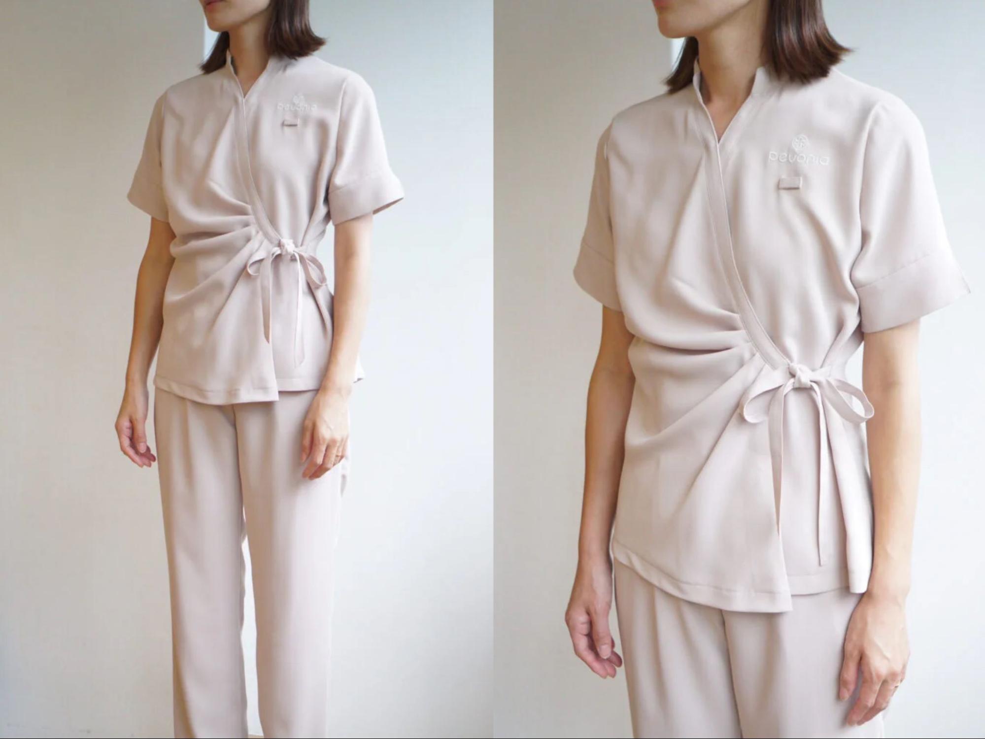 白い半袖のユニフォームを着用した女性スタッフ