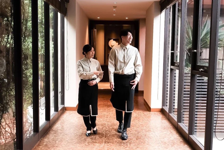 制服を着用したホテルスタッフ2名