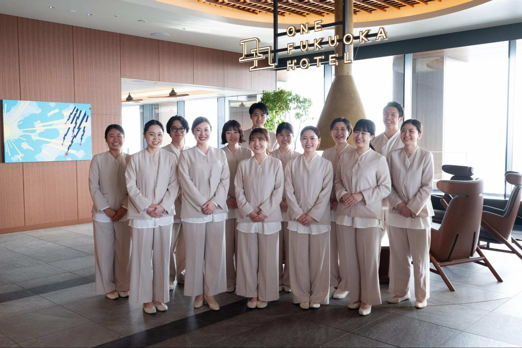 ベージュの制服を着た従業員の集合写真
