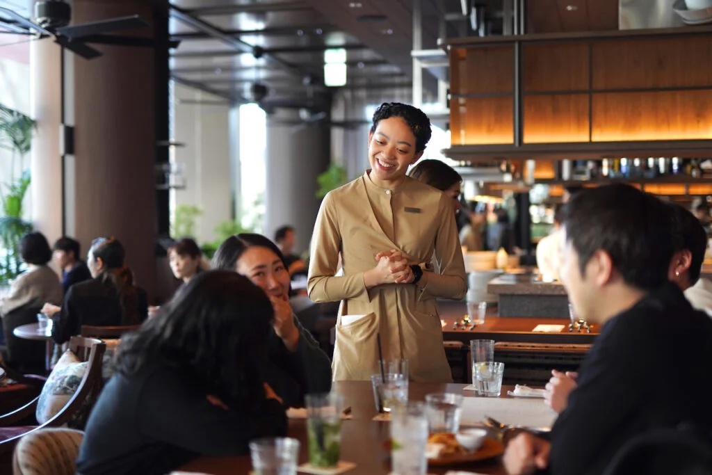 ベージュの制服を着たレストランスタッフ