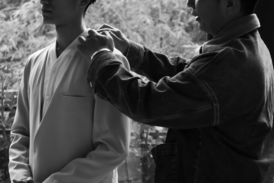 スタッフの制服の採寸をしている様子