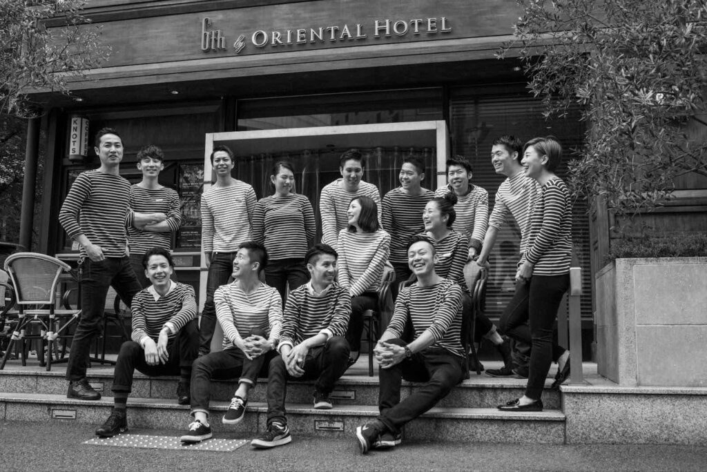 ユニフォームを着用したレストラン従業員のモノクロの集合写真