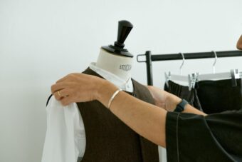 トルソーに着せている制服を整えている様子