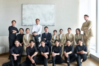 フレンチレストラン　アポてオーズの制服写真。