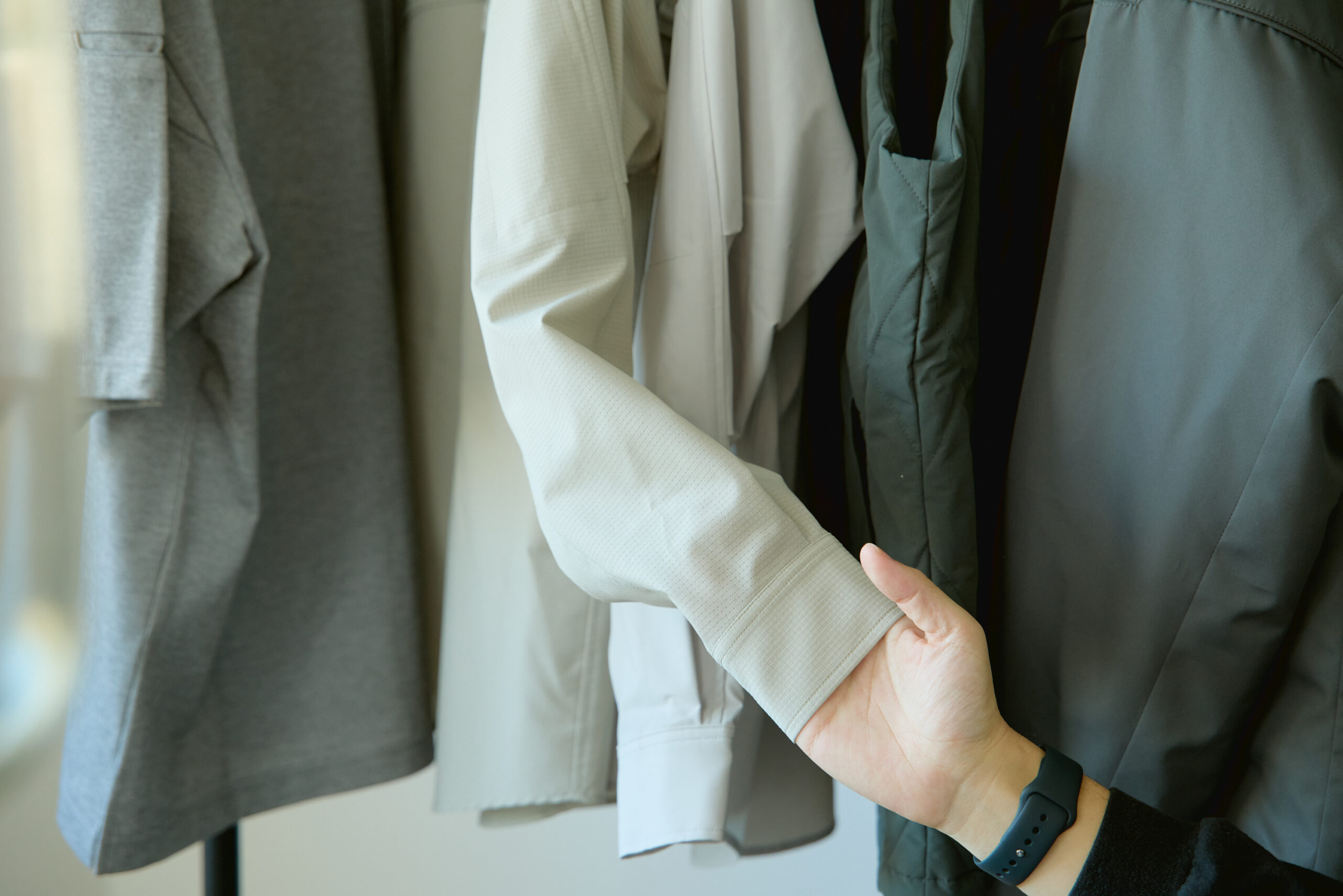 ハンガーにかけられたユニフォームを手に取っている様子