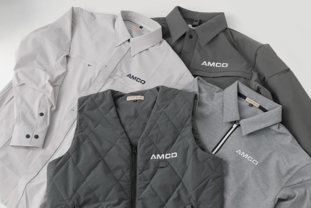 グレーを基調とした作業着が4着置かれている画像