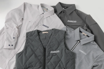 グレーを基調とした作業着が4着置かれている画像