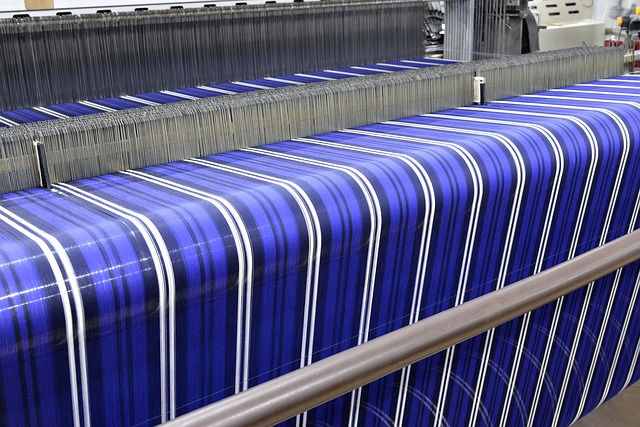 青色の布を織っている機械